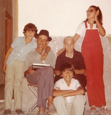 El diseñador Maxi García, sentado a los pies de sus abuelos Malle y Palle, y sus dos hermanos