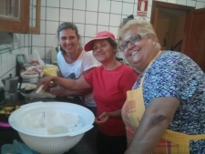 La Concejala y familiares preparando la comida